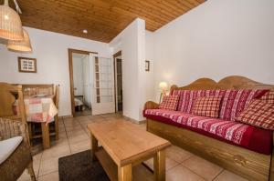 a living room with a couch and a table at Appartement Lavande in Chamonix