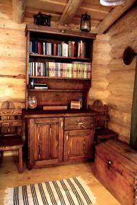 een kamer met een boekenplank met boeken erop bij Eco House Butinar in Kosmach