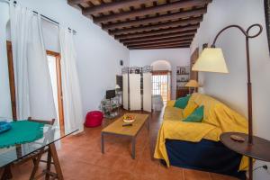 salon z kanapą i stołem w obiekcie Casamonteymar Oliva w mieście Vejer de la Frontera