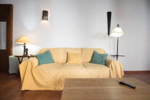 salon z kanapą i stołem w obiekcie Casamonteymar Oliva w mieście Vejer de la Frontera