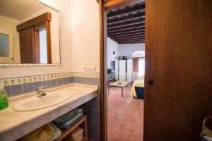 łazienka z umywalką i lustrem w obiekcie Casamonteymar Oliva w mieście Vejer de la Frontera +11 zdjęć