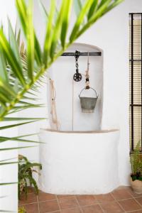 wanna w białej ścianie z wiadrem w obiekcie Casamonteymar Oliva w mieście Vejer de la Frontera