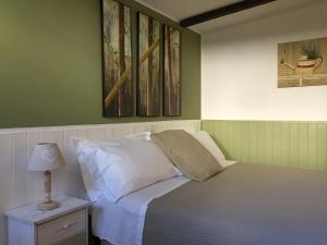 レッジョ・ディ・カラブリアにあるPossidonea 28のベッドルーム1室(壁に2枚の写真が飾られたベッド1台付)
