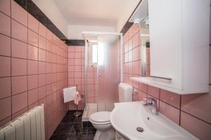 Koupelna v ubytování JURIĆ Apartments-Rab