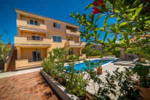 Bazén v ubytování JURIĆ Apartments-Rab nebo v jeho okolí