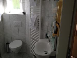 Koupelna v ubytování Hotel Fährhaus Ziehl + 23 fotografií