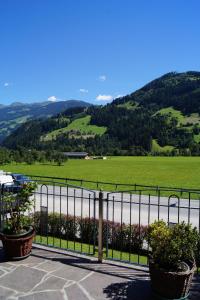 a fence with a view of a field and mountains at Appartement Gästehaus Aloisia in Hippach