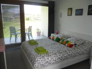 Hotel Los Jardines de Lallosa في Las Rozas: غرفة نوم عليها سرير وفوط خضراء