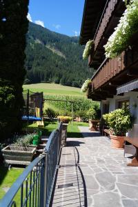 un patio con una valla y vistas a un campo en Appartement Gästehaus Aloisia, en Hippach