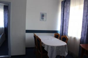 ヴィーンヌィツャにあるZhovtnevyiのテーブル、椅子、テーブル、窓が備わる客室です。