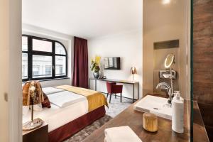 um quarto de hotel com uma cama e uma casa de banho em Lux 11 Berlin-Mitte em Berlim