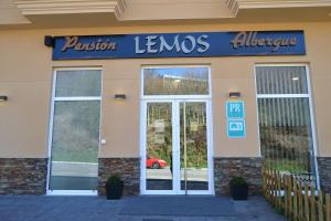 una tienda con un cartel en la parte delantera de un edificio en Pension-Albergue Lemos, en Triacastela
