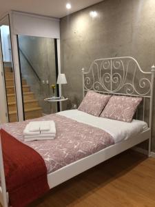アヴェイロにあるCasa Amarelaのベッドルーム1室(赤毛布付きのベッド1台、階段付)