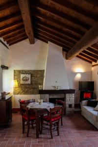 un salon avec une table et une cheminée dans l'établissement Antica Corte Casa Marini, à Polinago 32 autres photos