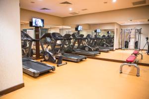 Fitness centrum a/nebo fitness zařízení v ubytování Grand Aras Hotel & Suites