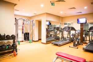 Fitness centrum a/nebo fitness zařízení v ubytování Grand Aras Hotel & Suites