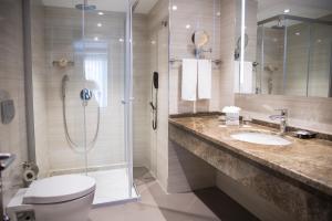 Koupelna v ubytování Grand Aras Hotel & Suites