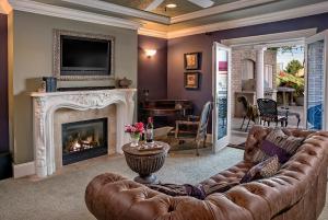 Гостиная зона в Cameo Heights Mansion and The Vine Fine Dining Restaurant