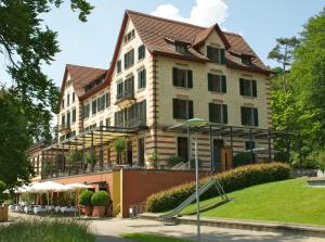 ein großes Gebäude mit einer Rutsche davor in der Unterkunft Sorell Hotel Zürichberg in Zürich