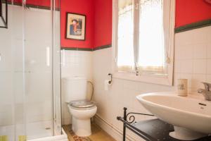 
a bathroom with a sink, toilet, and bathtub at Villa Alicia Guest House in Málaga
