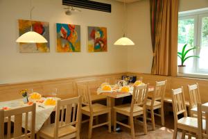 - une salle à manger avec une table et des chaises dans l'établissement Gasthof Bauer, à Steyr