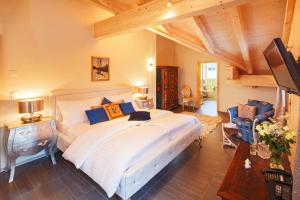 ein Schlafzimmer mit einem großen weißen Bett in einem Zimmer in der Unterkunft Griesalp Hotels in Kiental