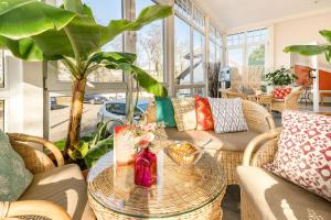 ein Wohnzimmer mit Tisch und Stühlen in der Unterkunft Airport Fashion Hotel in Düsseldorf