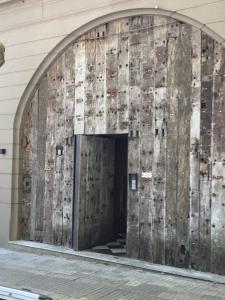 una puerta en el lateral de un edificio en Las Glicinas Boutique Apartments, en Colonia del Sacramento