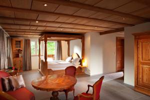 Postel nebo postele na pokoji v ubytování Griesalp Hotels