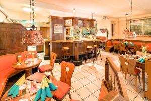 Ein Restaurant oder anderes Speiselokal in der Unterkunft Airport Fashion Hotel 