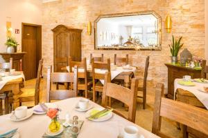Ein Restaurant oder anderes Speiselokal in der Unterkunft Airport Fashion Hotel 