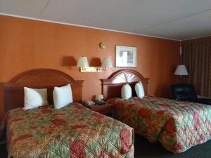 薩姆特的住宿－芒特弗農酒店，酒店客房,配有两张床和椅子