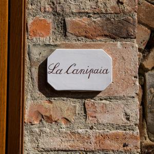 un cartel en una pared de ladrillo con la palabra "la cantina" en Agriturismo Castelrotto, en Palazzone