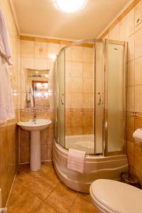 亞列姆切的住宿－Panska Hata，带淋浴、盥洗盆和卫生间的浴室