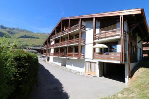 a white building with a sidewalk in front of it at Foehn 6 in Verbier