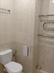 een badkamer met een toilet en een douche bij Bright room near International Exhibition Centre in Kiev