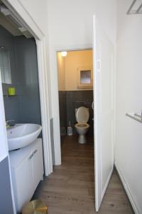コルマールにあるLe Julesのバスルーム(白い洗面台、トイレ付)