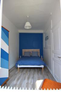 コルマールにあるLe Julesの青い壁のベッドルーム1室