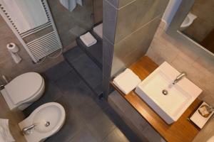 
a bathroom with a toilet a sink and a bath tub at L'Ancora in Riomaggiore
