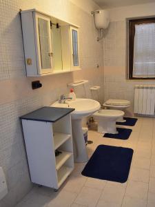 a bathroom with a sink and a toilet at Il Lapillo in Ercolano