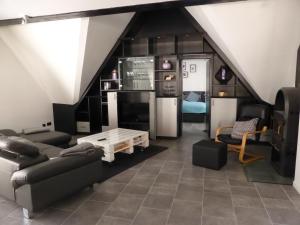 ein Wohnzimmer mit einem Sofa und einem Tisch in der Unterkunft CityStudiosTreysa in Schwalmstadt
