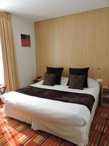Llit o llits en una habitació de Hotel Balmoral Dinard