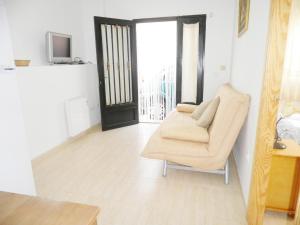 Televízia a/alebo spoločenská miestnosť v ubytovaní Apartamentos rurales Benafer