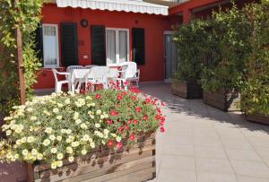 A garden outside Borgo Antico Apartments