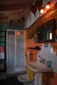 RoppoloにあるVilla Emiliaのバスルーム(トイレ2つ、シャワー、シンク付)