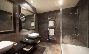 A bathroom at Logis Hôtel Le Cheval Blanc