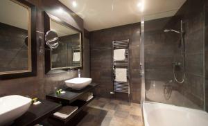 Koupelna v ubytování Logis Hôtel Le Cheval Blanc + 37 fotografií