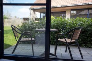 A garden outside B&B Lievejan