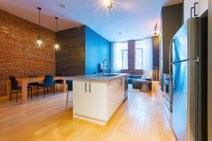 a kitchen with a table and chairs in it at Les Lofts St-Joseph by Les Lofts Vieux-Québec in Quebec City
