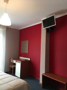 Televízia a/alebo spoločenská miestnosť v ubytovaní Hotel Cortina